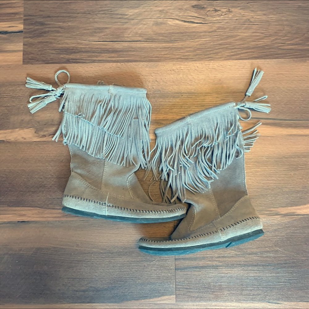 Minnetonka Women's Calf Hi 2-Layer Fringe Boots 8